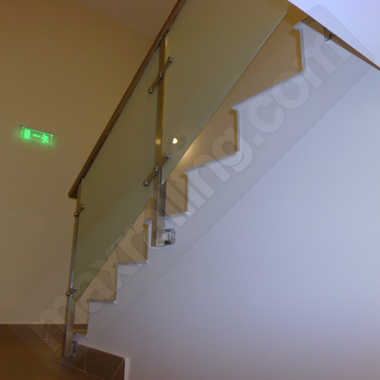 Иноксов парапет за стълби